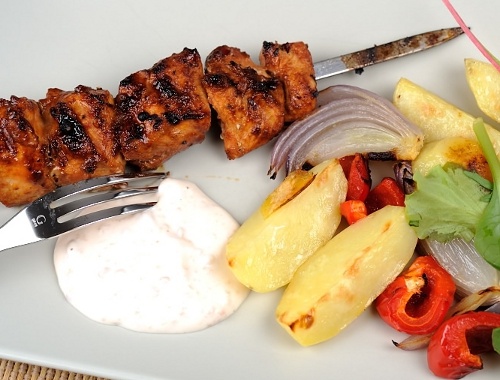 Grillade kycklingspett med sweet chilisås och klyftpotatis Grillade kycklingspett med sweet chilisås och klyftpotatis